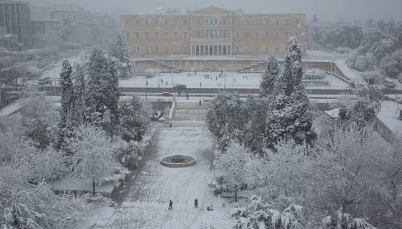 	Η πλατεία Συντάγματος στο κέντρο της Αθήνας χιονισμένη, Τρίτη 16 Φεβρουαρίου 2021
