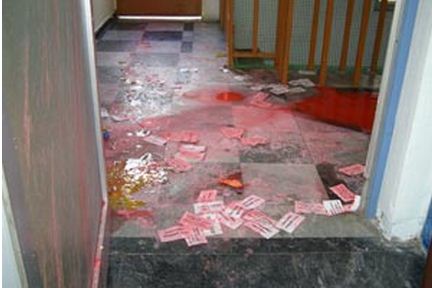 1f Μπογιές, αυγά και φεϊγβολάν έξω από την είσοδο της εφημερίδας «Συνήγορος του Πολίτη», ενώ μέσα σε αυτό ο εκδότης επιτίθετο κατά εργαζομένων και πολιτικών χώρων