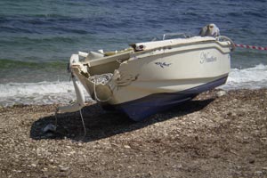 Το σκάφος του στην ακτή λίγες ώρες μετά το ατύχημα...