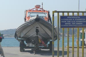 ...και το σκάφος του Λιμενικού Σώματος τραβηγμένο στην ξηρά. Οι δικηγόροι της οικογένειας του Άρη Κουμπά είχαν ζητήσει να ληφθεί δείγμα μιας ειδικής μαύρης μπογιάς (μοράβια) με την οποία είναι βαμμένα τα ύφαλα του σκάφους του Λιμενικού. Ίχνη μαύρης μπογιάς βρέθηκαν στην αριστερή κουπαστή της βάρκας. Όπως φαίνεται από το κλητήριο θέσπισμα, η μαύρη μπογιά «έδειξε» τη σύγκρουση