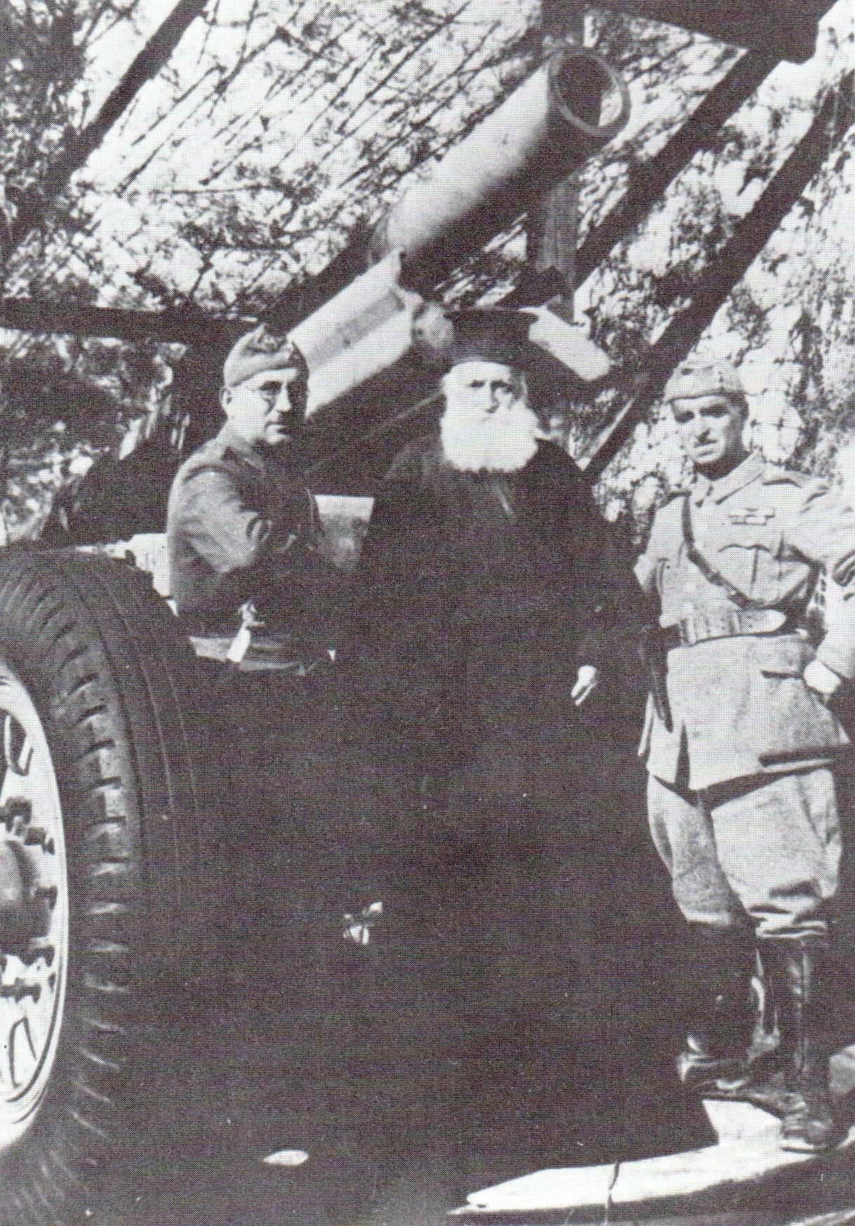 Λέσβιοι ελασίτες στο στρατόπεδο Καρά-Τεπέ Μυτιλήνης (1944). Στο μέσον ο παπά-Φωτεινός και δεξιά ο λοχαγός Θανάσης Σκούφος (φωτογραφία Σίμου Χουτζαίου).
