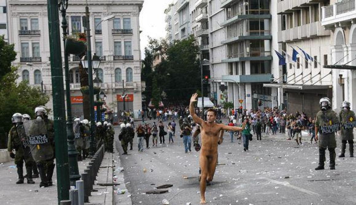 «Χαιρέτισε» τη Μέρκελ... γυμνός (φωτό)