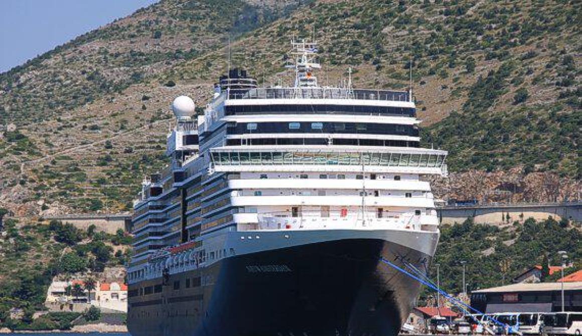 New Amsterdam... με 2500 τουρίστες στο λιμάνι της Μυτιλήνης