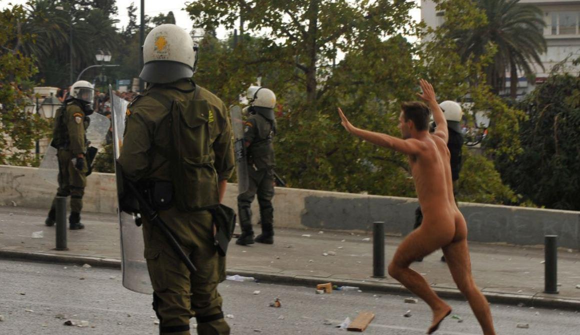 «Χαιρέτισε» τη Μέρκελ... γυμνός (φωτό)