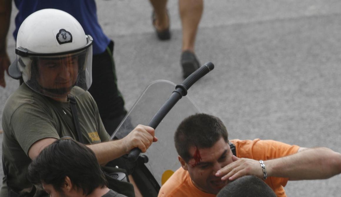 Γκλοπ γυρισμένο ανάποδα καταλήγει στο κεφάλι απλήρωτου εργαζόμενου 