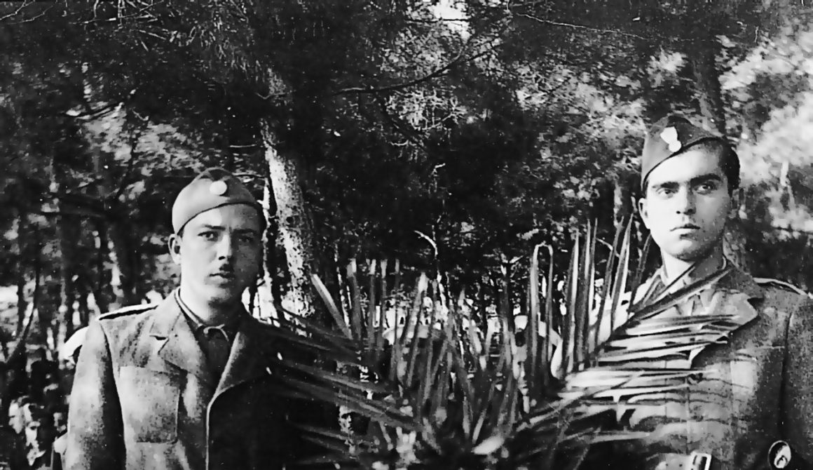 Κατάθεση στεφάνου στα Τσαμάκια μετά την απελευθέρωση (φθινόπωρο 1944) από τους υπαξιωματικούς της Εθνικής Πολιτοφυλακής Γ. Χαλβατζέλη και Γιώργο Αθ. Σκούφο (δεξιά)