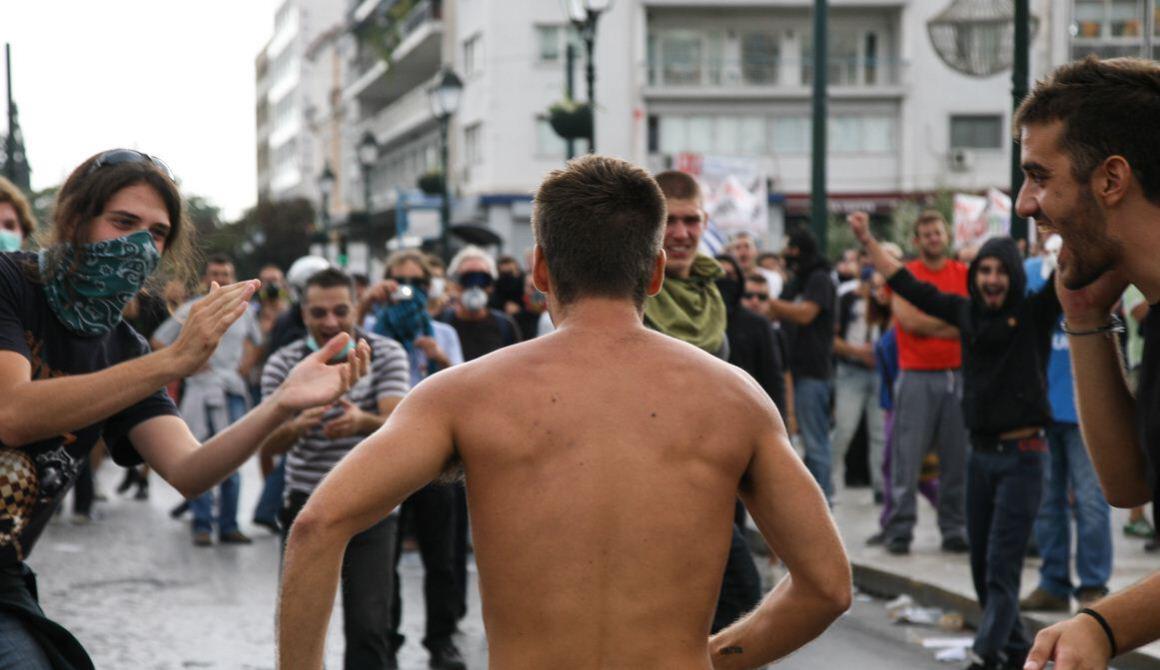 «Χαιρέτισε» τη Μέρκελ... γυμνός (φωτό)