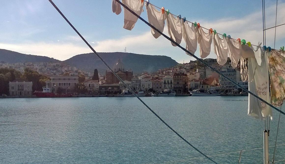 Προκυμαία Μυτιλήνης ... πριν από λίγο...ίσως η φωτογραφία της χρονιάς... μπουγάδα με σώβρακα από σκάφος στην προκυμαία Μυτιλήνης με φόντο την εκκλησία του Αγίου Θεράποντα... ποιος είπε ότι οι "σκαφάτοι" δεν έχουν "χιούμορ". Η εικόνα αυτή αν μη τι άλλο θα μπορούσε να γίνει και αφίσα του ΕΟΤ... (φωτογραφία by Chris Valasellis)