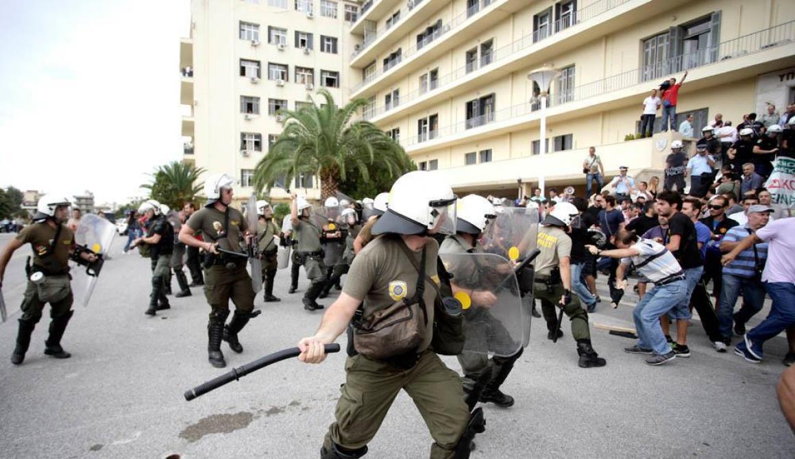 Γκλοπ γυρισμένο ανάποδα καταλήγει στο κεφάλι απλήρωτου εργαζόμενου 