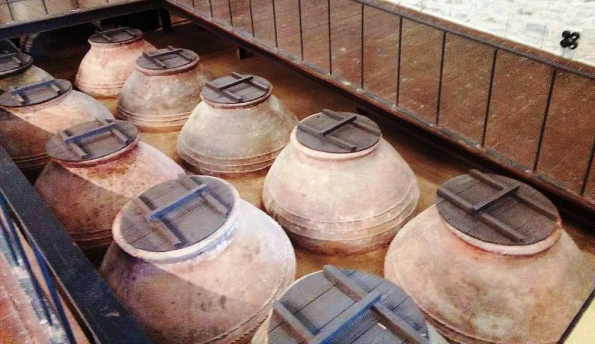 Πιθάρια λαδιού στο Ελαιοτριβείο – Μουσείο Βρανά της πολιτιστικής Εταιρείας "Αρχιπέλαγος" στον Παπάδο της Γέρας. Είναι ένα από τα πρώτα ατμοκίνητα εργοστάσια της Λέσβου και του Αιγαίου. Κτίστηκε το 1887 από το Νικόλαο Βρανά, παππού του Οδυσσέα Ελύτη.