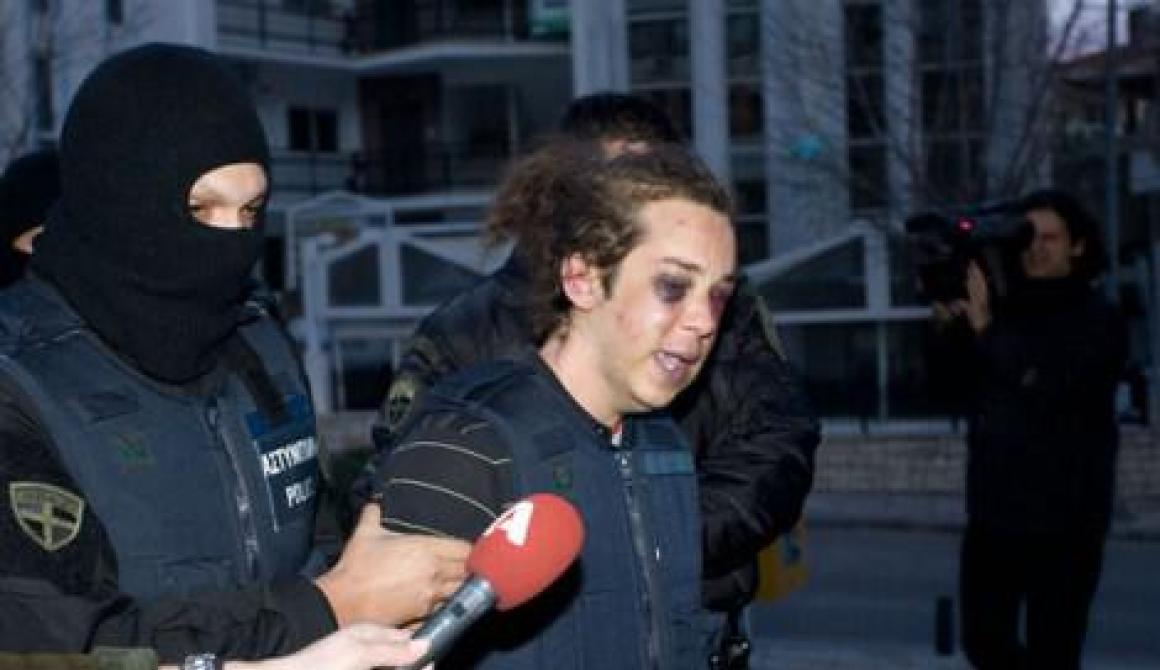 «Επί 4 ώρες τον είχαν γονατισμένο και τον χτυπούσαν» 