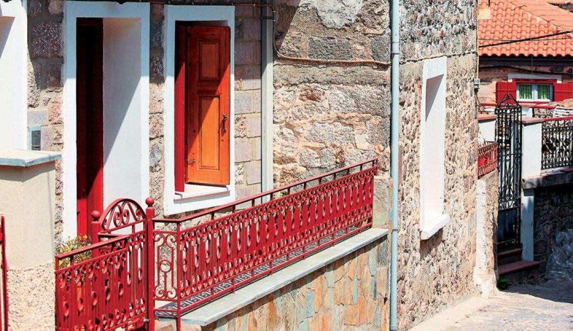 Αναπαλαιωμένα αρχοντόσπιτα με σαχνισιά θα δεις παντού στον Μόλυβο.