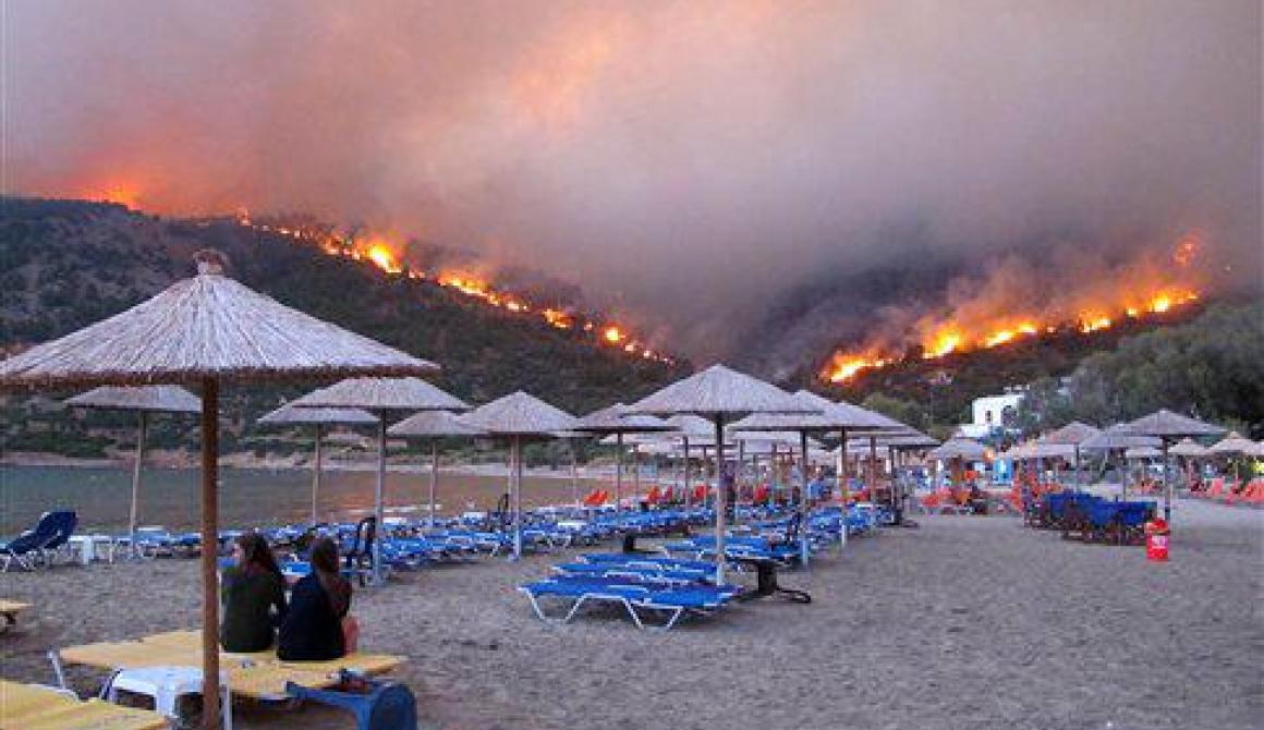 Στις φλόγες η Νότια Χίος
