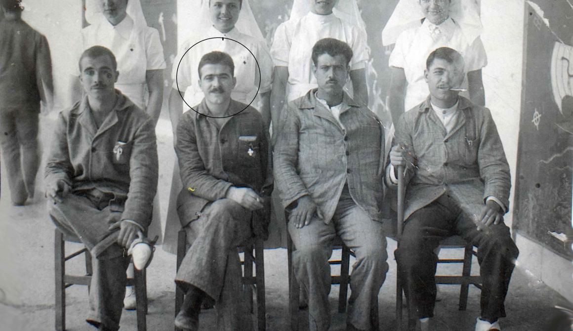 Ο Γιάννης Καρακωσταντής μαζί με άλλους ανάπηρους πολέμου σε παρέλαση στη Μυτιλήνη την 28η Οκτωβρίου