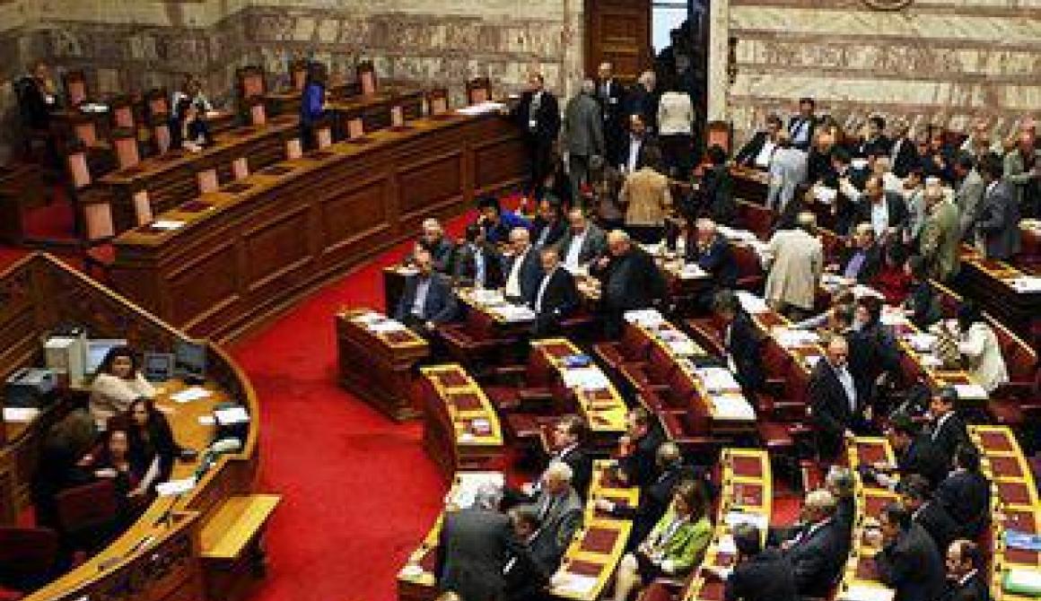 Βουλή: Πέρασε με 153 ψήφους το μνημόνιο ΙΙΙ - Εκτός ΚΟ επτά βουλευτές από ΠΑΣΟΚ και ΝΔ
