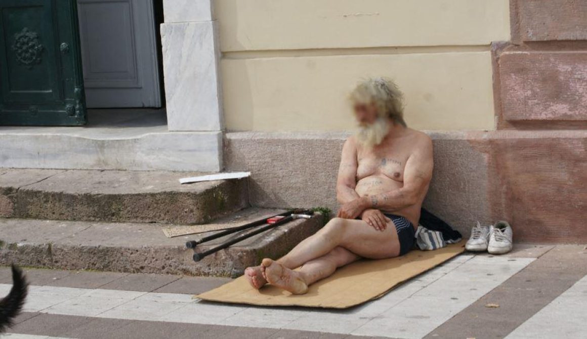Γυμνός στην προκυμαία Μυτιλήνης - (Φωτογραφίες)