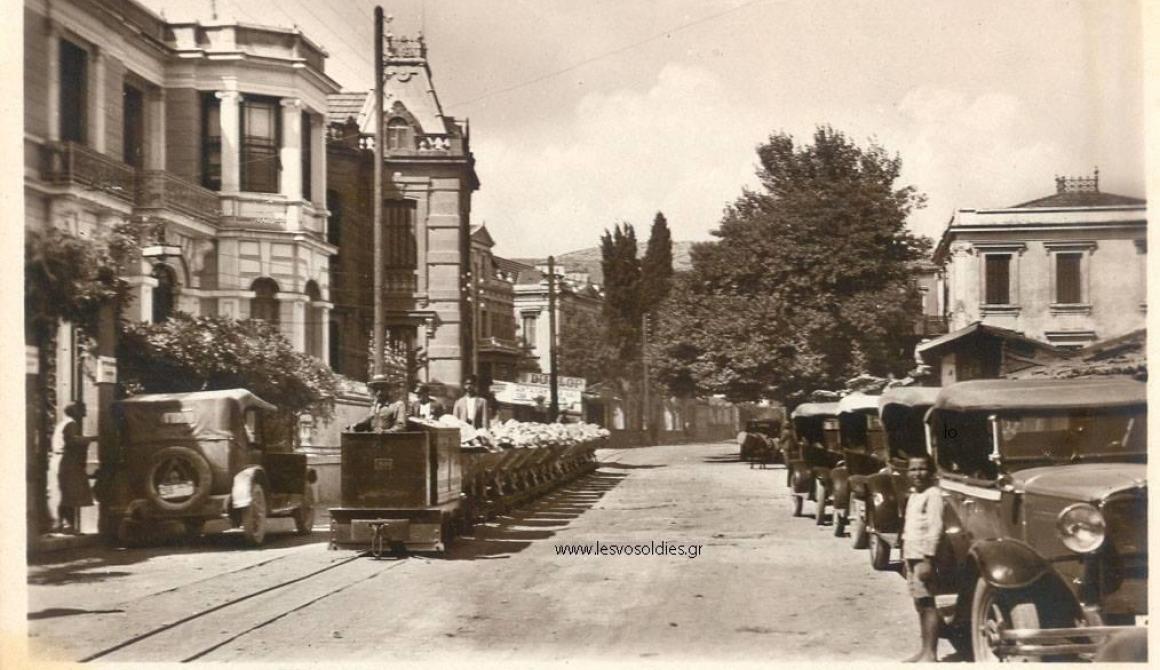 Μυτιλήνη 1928-1930 Το βαγονέτο μεταφέρει πέτρες για τη διαπλάτυνση της πλατείας στην Αλυσίδα φωτογραφία Lesvosoldies.gr /