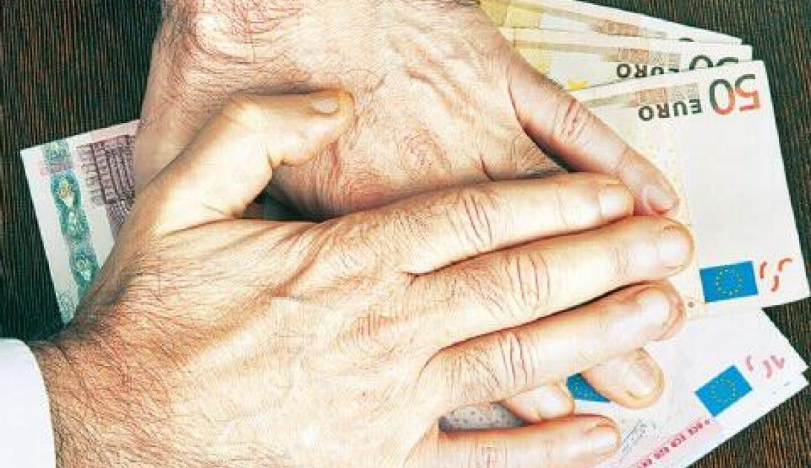 Απίστευτες ιστορίες φοροδιαφυγής με Ferrari, καταθέσεις εκατομμυρίων
