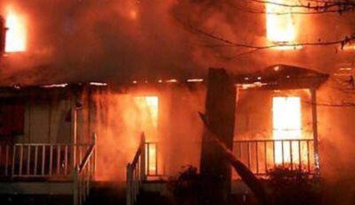 Στάχτη μονοκατοικία στο Σκόπελο - Στο δρόμο 4μελη οικογενεία