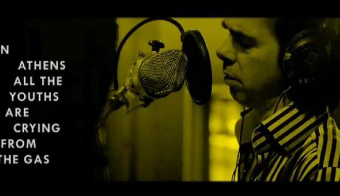 O Nick Cave τραγουδάει για την Ελλάδα της κρίσης