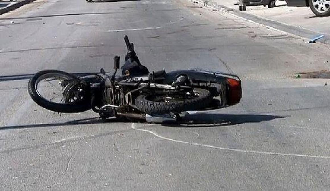 Σοβαρό τροχαίο στη Νάπη - Ανατροπή μοτοσυκλέτας