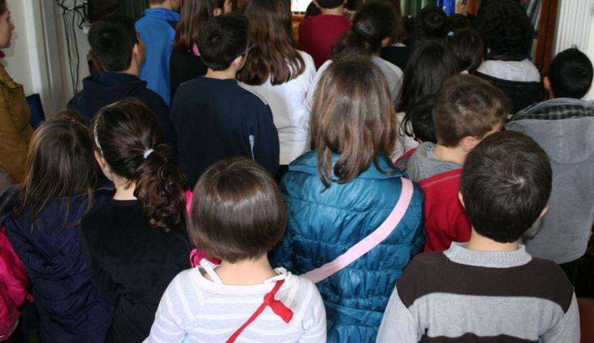 Ο Δημητρής Βουνάτσος σε ρόλο δασκάλου-ξεναγού στα παιδιά των Παμφίλων