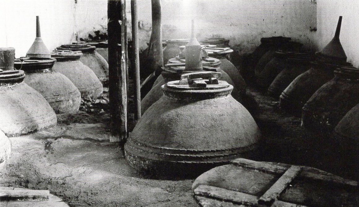 Αποθήκη πιθαριών στη Μονή Υψηλού (Λέσβος). Διακρίνονται τα χωνιά και τα δοχεία μετάγγισης του λαδιού, καθώς και τα ξύλινα καλύμματά τους.