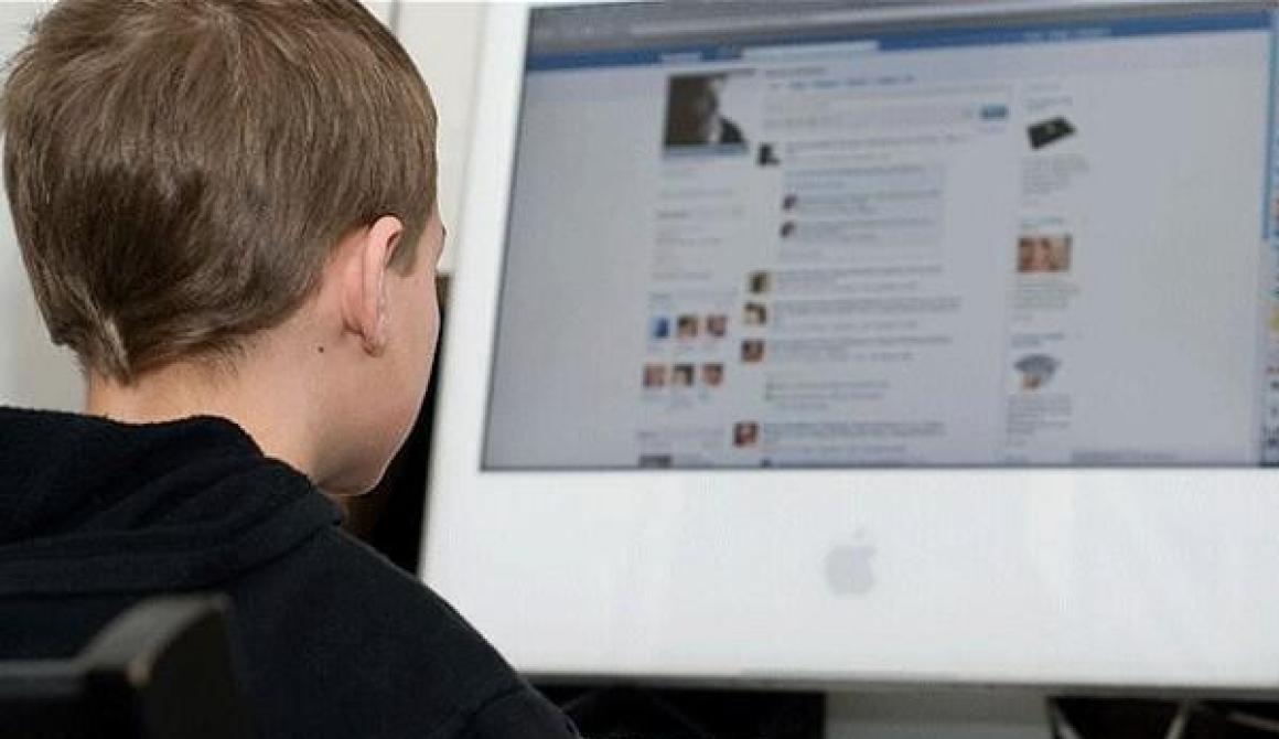 Facebook: Αίρει τα μέτρα προστασίας των ανήλικων χρηστών