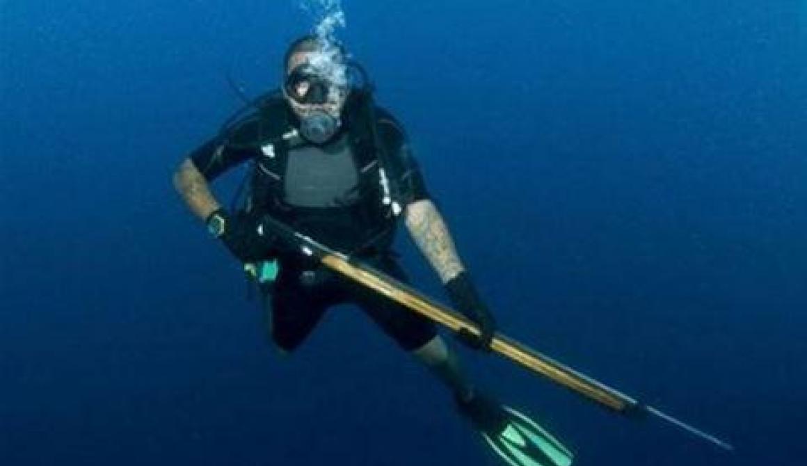 Παράνομο νυχτερινό ψαροντούφεκο - Συλλήψεις και καταδίωξη στην Πέτρα 