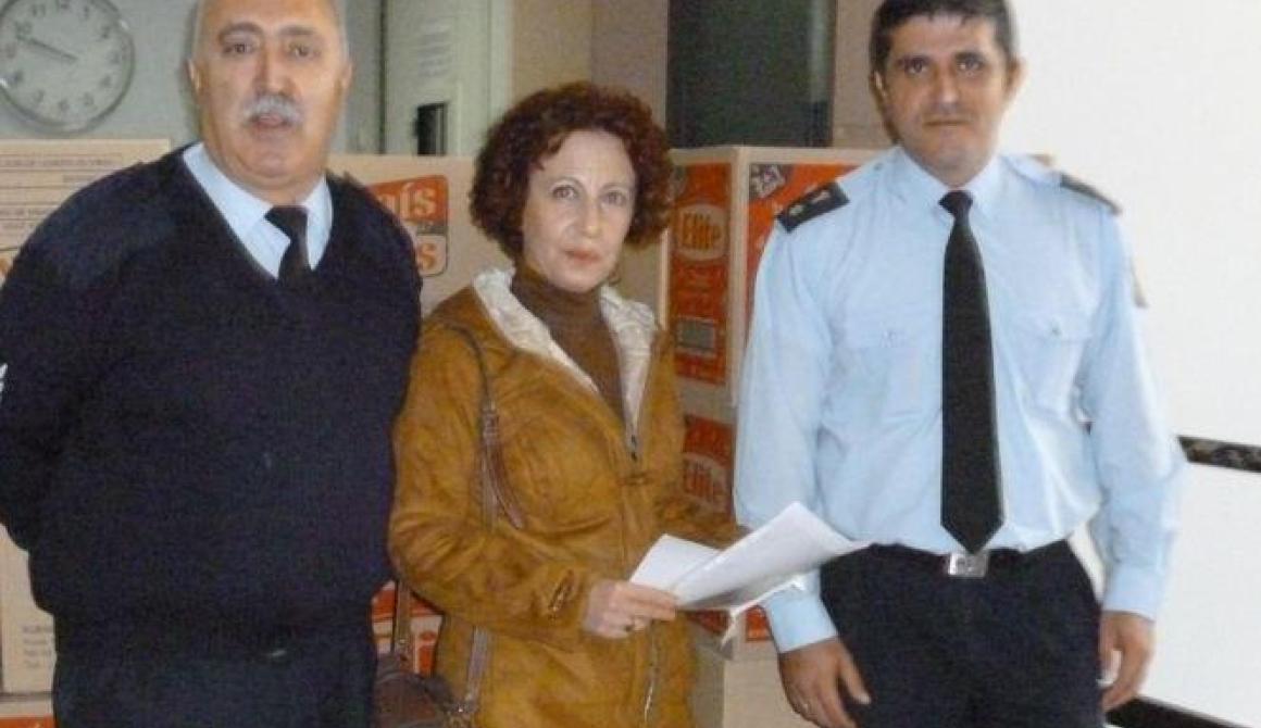 Συμβολική κίνηση παράδοσης τροφίμων σε μετανάστες