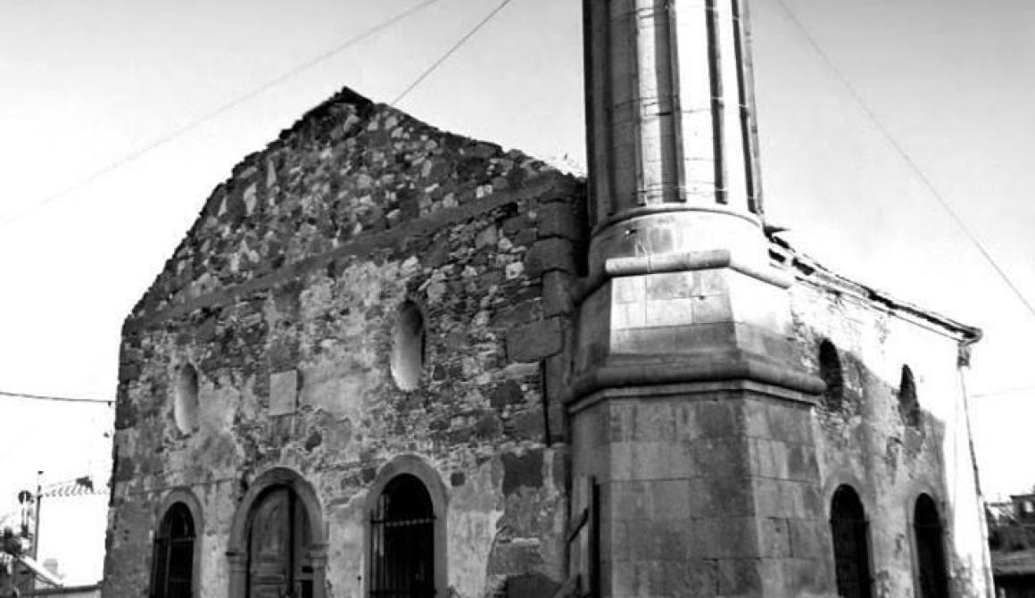  Μια φωτογραφία για προβληματισμό από τον Αρχιτέκτονα Παναγιώτη Βεκρή. Το Βαλί (ή Βαλιζαντέ ή Βαλιδέζαντε) Τζαμί στην Επάνω Σκάλα Μυτιλήνης. Ο Π. Βεκρής αναφέρει: Είναι το παλιό τζαμί και είπα να το φωτογραφίσω, να έχουμε να το θυμόμαστε γιατί δεν το βλέπω να αντέχει πολύ ακόμα.