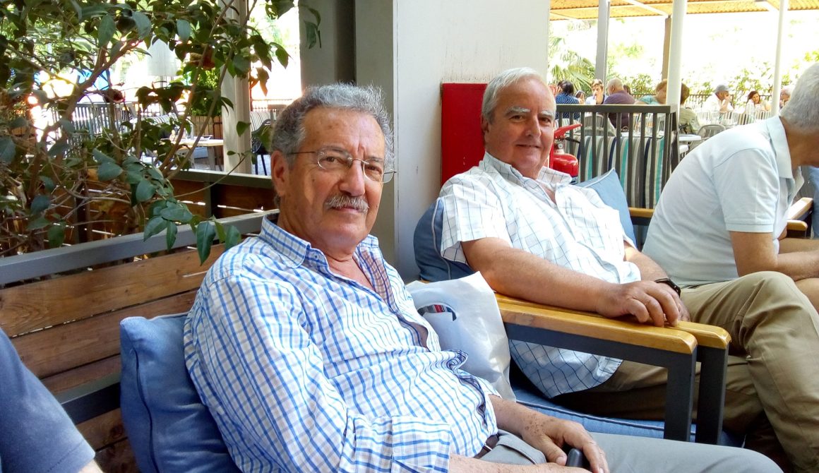 Δύο πρώην αντίπαλοι στην Περιφέρεια Β Αιγαίου Μάκης Αξιώτης (Καλογήρου) και Γιώργος Σίμος (Μουτζούρης), συζητούν, προβληματίζονται αλλά και σχεδιάζουν πίνοντας καφέ στο Πάρκο Μυτιληνης 