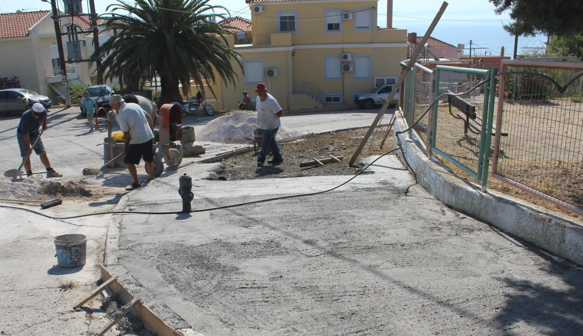 Διαμόρφωση και τσιμεντόστρωση πεζοδρομίου στο Βουναράκι (ψηλά) και τσιμεντόστρωση τμήματος δημοτικού δρόμου 