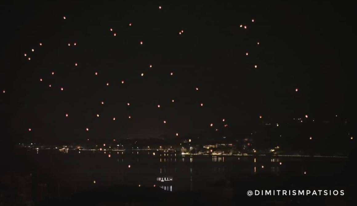 Μεγάλη Παρασκευή (26-04-2019) στην προκυμαία της Μυτιλήνης - Συνάντηση των επιταφίων από τις κεντρικές εκκλησιές της πόλης σε μια επιβλητική τελετή των «Εγκωμίων του Κυρίου» και παράλληλα στο εσωτερικό λιμάνι πλεούμενα ανάψαν εκατοντάδες ιπτάμενα φαναράκια αέρος συμβάλλοντας στην κατανυκτική ατμόσφαιρα που αρμόζει στο κλίμα της ημέρας / Δημήτρης Μπάτσιος 