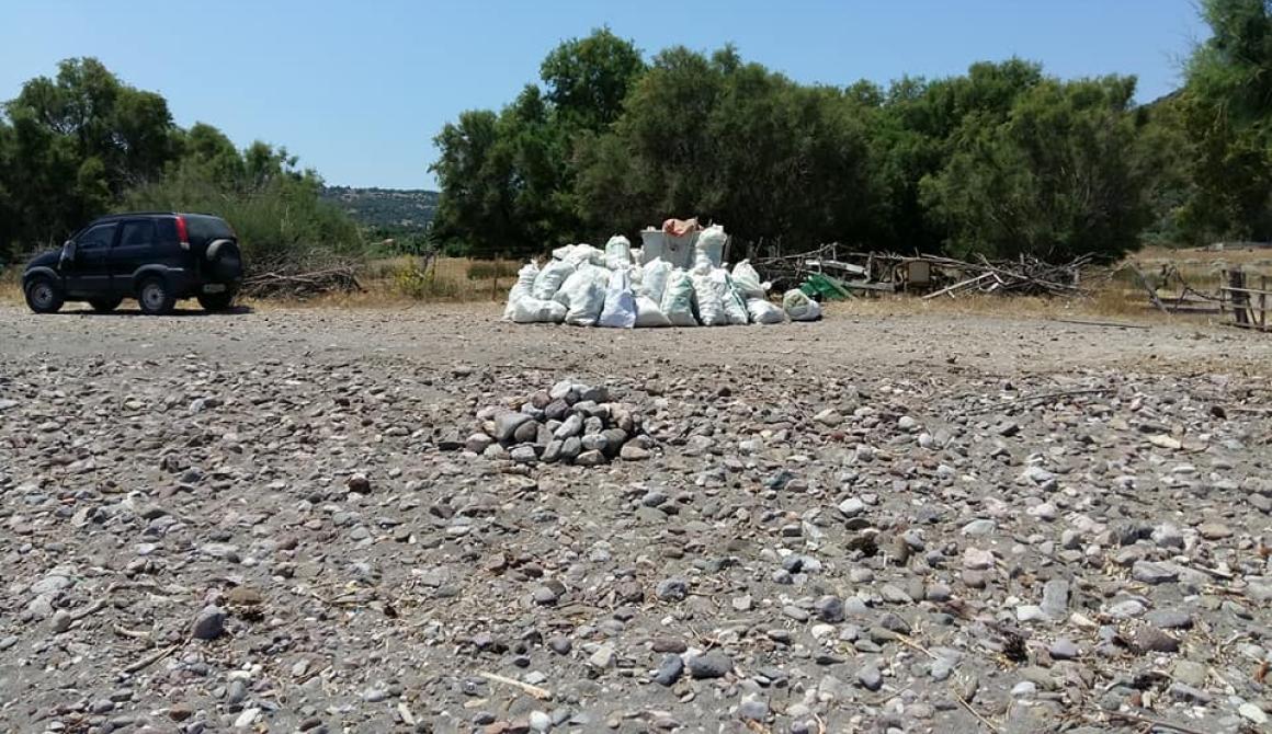 Εθελοντικός καθαρισμός παραλίας Λαγκάδα κοντά στο λιμάνι της Κάπης (Γενί Λιμάν) από τα μέλη του "Ορειάς"