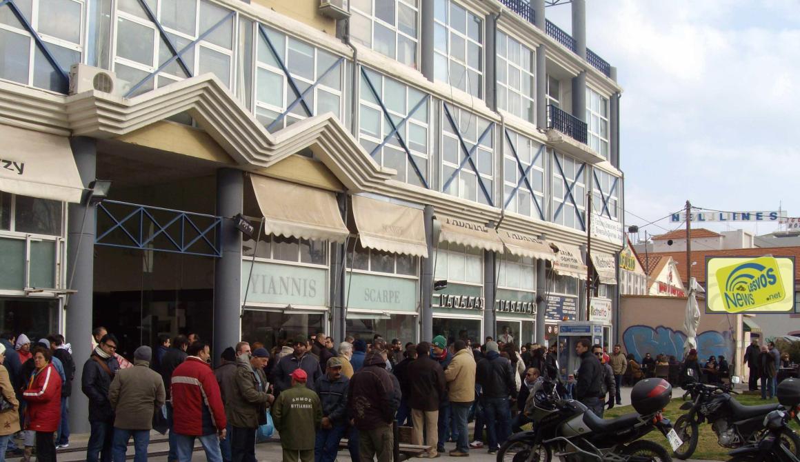Ντροπή ! 15.000 ευρώ για ξύλινη περίφραξη του γκαζόν στο Δημαρχείο