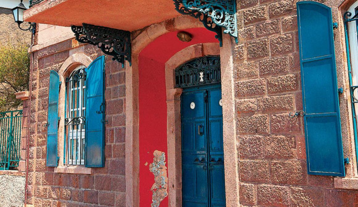 Παντού κυριαρχεί η πέτρα στον Μόλυβο, εύγλωττος μάρτυρας πως εδώ η παράδοση φυλάσσεται ως κόρη οφθαλμού.