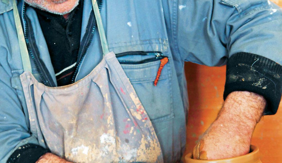 Δύο από τους τελευταίους θεματοφύλακες της παράδοσης του Μανταμάδου, οι μάστορες Δημήτρης Κουβδής