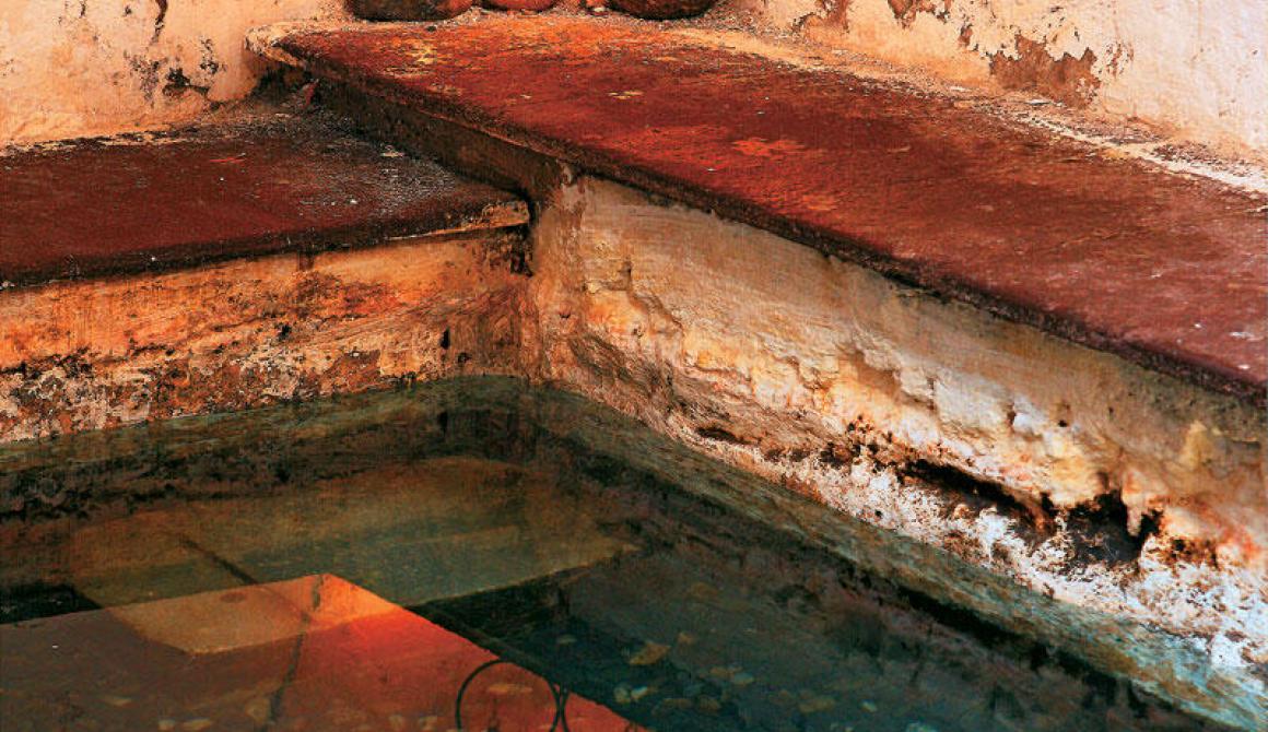 Στα ιαματικά λουτρά της Εφταλούς ο χρόνος σταματάει και οι θερμές πηγές αναλαμβάνουν να εξαγνίσουν το σώμα και να γαληνέψουν το πνεύμα.