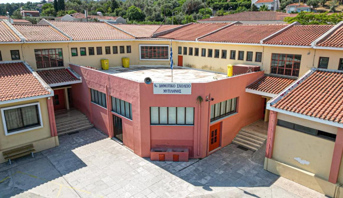 Το 9ο Δημοτικό Σχολείο Μυτιλήνης, όπως αποτυπώνεται σήμερα, εντάσσεται σε έργο ενεργειακής αναβάθμισης προϋπολογισμού 1,085 εκατ. ευρώ, με στόχο τη βελτίωση των υποδομών, τη μείωση της ενεργειακής κατανάλωσης και τη δημιουργία σύγχρονου, ασφαλούς σχολικού περιβάλλοντος.
