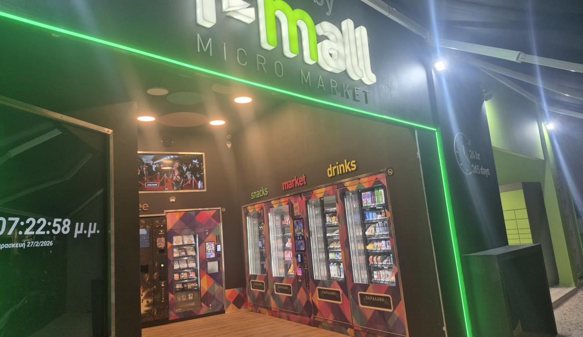 Μια νέα μορφή λιανικής έκανε την εμφάνισή της στο κέντρο της Μυτιλήνης, καθώς πριν από λίγες εβδομάδες ξεκίνησε τη λειτουργία του ένα πλήρως αυτοματοποιημένο κατάστημα micro market. Το κατάστημα βρίσκεται κοντά στο Μουσικό Καφενείο και λειτουργεί σε εικοσιτετράωρη βάση, χωρίς την παρουσία προσωπικού, προσφέροντας αγορές οποιαδήποτε στιγμή της ημέρας ή της νύχτας.  Η εγκατάσταση αποτελεί μέρος ενός μοντέλου λιανικής που βασίζεται στην αυτοματοποίηση και την ψηφιακή διαχείριση των συναλλαγών. Ο καταναλωτής ει