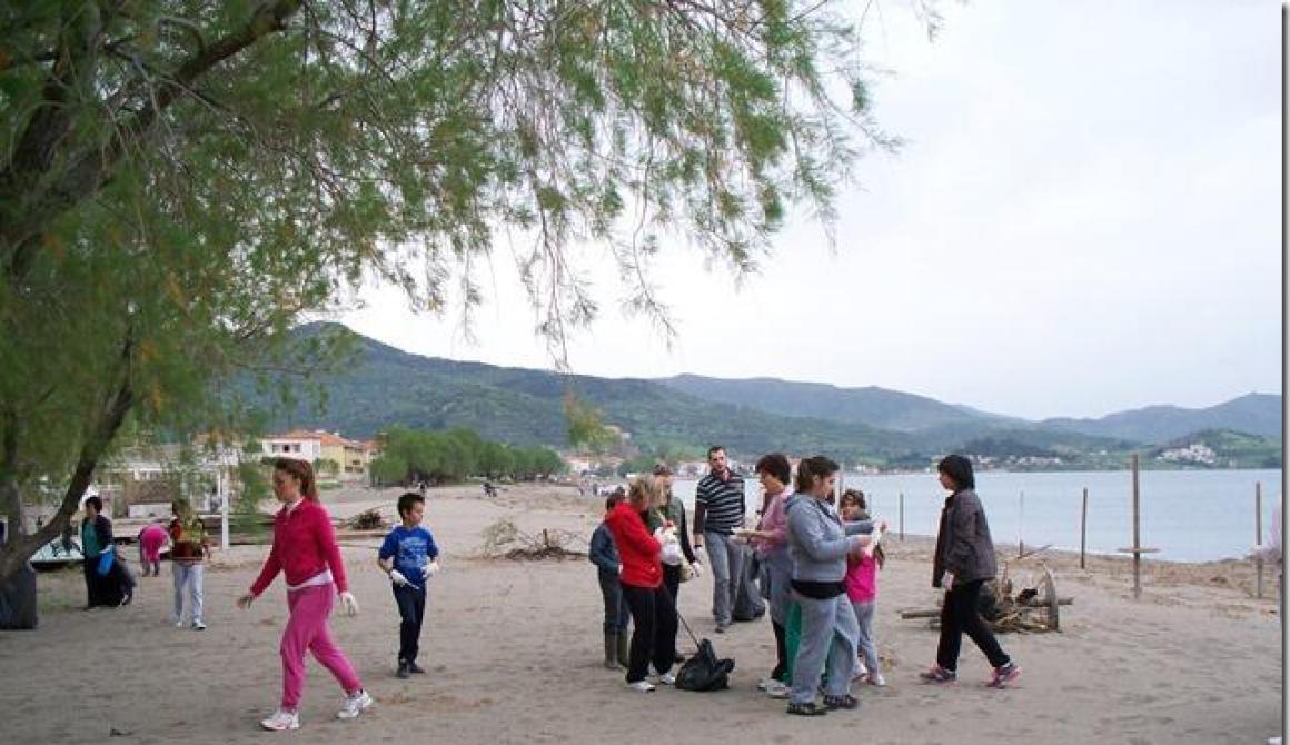 Εθελοντές  καθάρισαν την Πέτρα και... τον Ηλία Κουνιαρέλλη