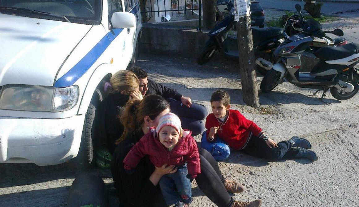 Φωτογραφία με χαμόγελο... αλλλά και γροθιά στην αδιαφορία! 