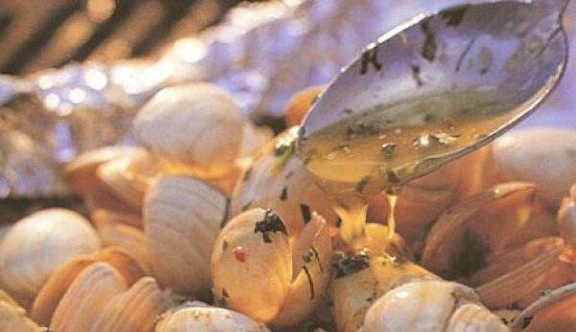 Κυδώνια στο αλουμινόχαρτο με βούτυρο και μυρωδικά