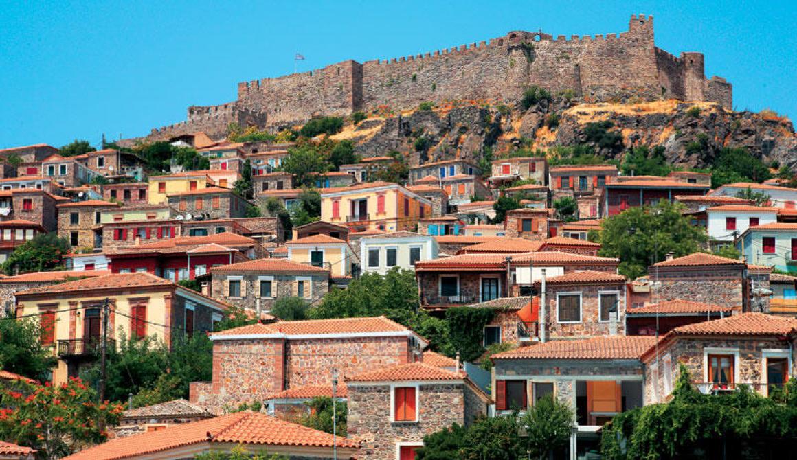 Από τις πρώτες εικόνες που αντικρίζεις σαν έρχεσαι στον Μόλυβο, η πανοραμική του χωριού με το κάστρο στην κορφή του.