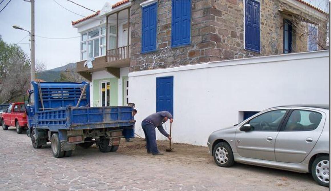 Εθελοντές  καθάρισαν την Πέτρα και... τον Ηλία Κουνιαρέλλη