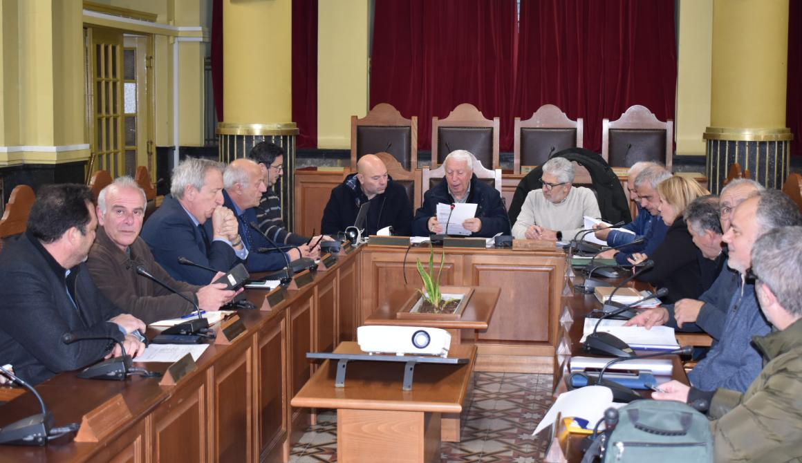 Ο Περιφερειάρχης Βορείου Αιγαίου Κωνσταντίνος Μουτζούρης στη σύσκεψη με Δημάρχους του Βορείου Αιγαίου, όπου υπεγράφησαν εντάξεις έργων ύδρευσης εκατομμυρίων ευρώ και δόθηκε σαφές μήνυμα επιτάχυνσης των έργων ΕΣΠΑ.