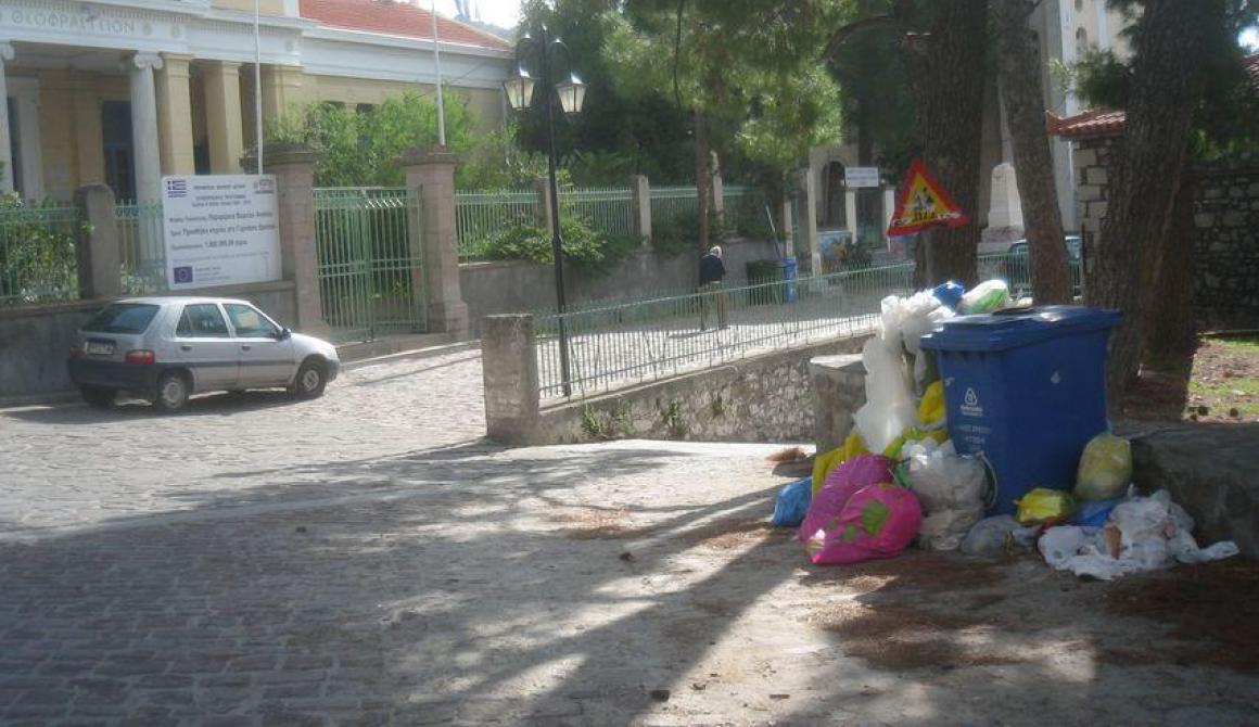 Σκουπιδότοπος η Ερεσός!!!  Ντροπή!