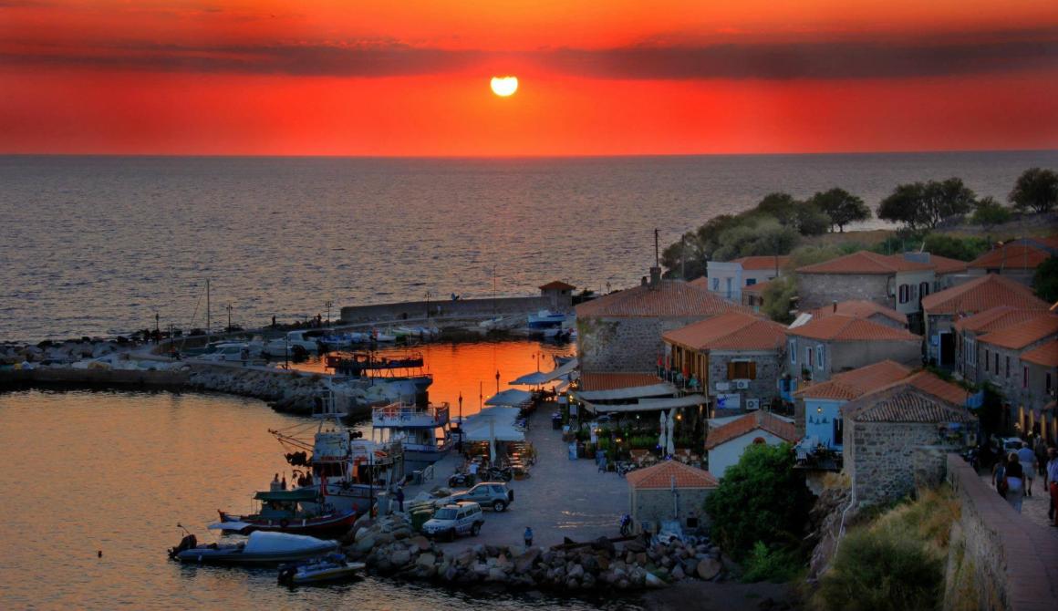 Τόση ομορφιά, στο κόκκινο! Αγαπάμε Μόλυβο για όλα όσα μας χαρίζει... Φωτογραφία Πέτρος Τσακμάκης