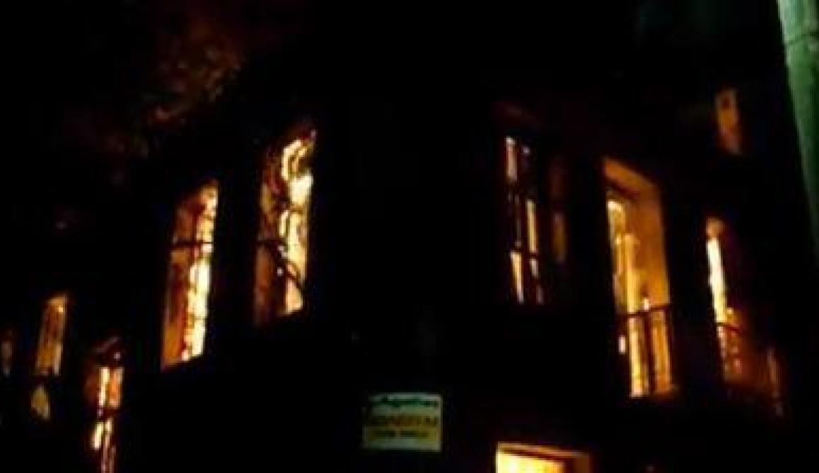 Πυρκαγιά σε διώροφη μονοκατοικία στο Πλωμάρι (video)